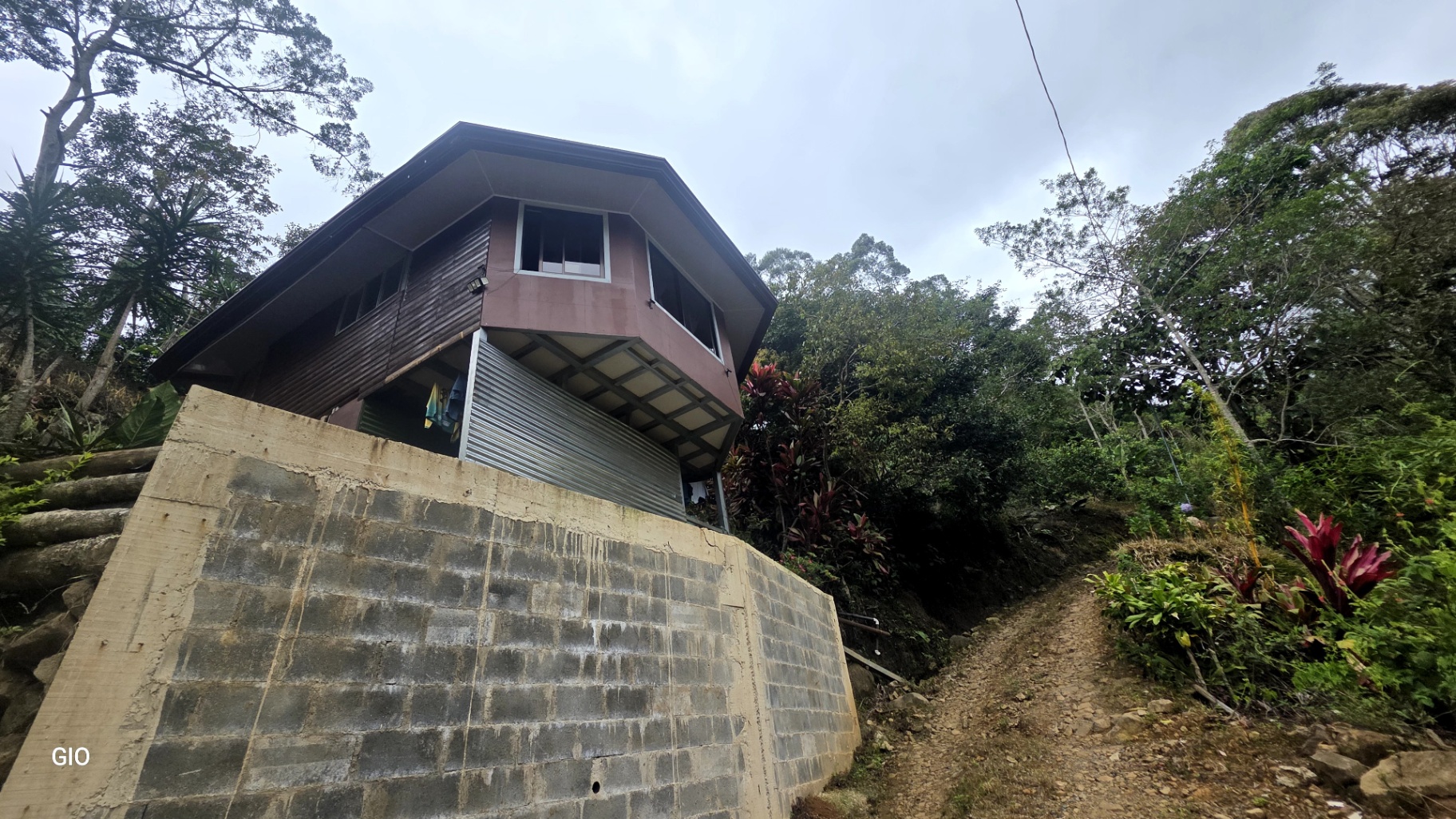 🌳🏞️ Rustic Mountain Retreat for Sale! 🏞️🌳