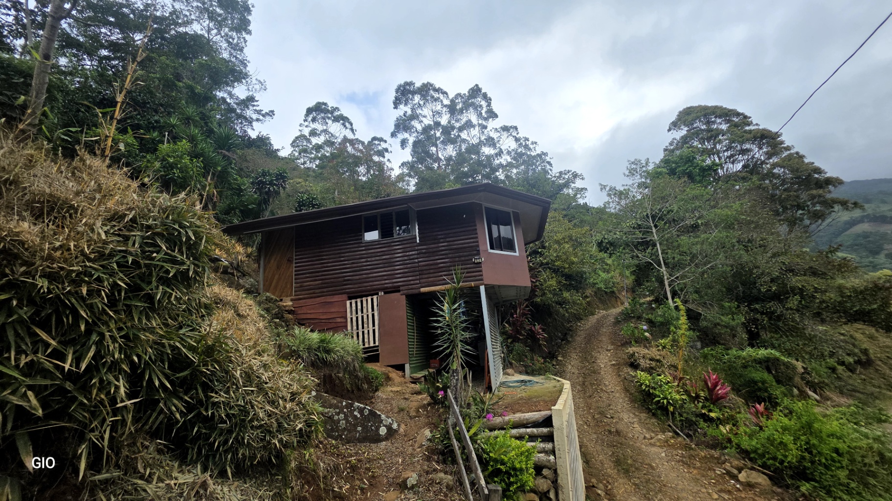 🌳🏞️ Rustic Mountain Retreat for Sale! 🏞️🌳