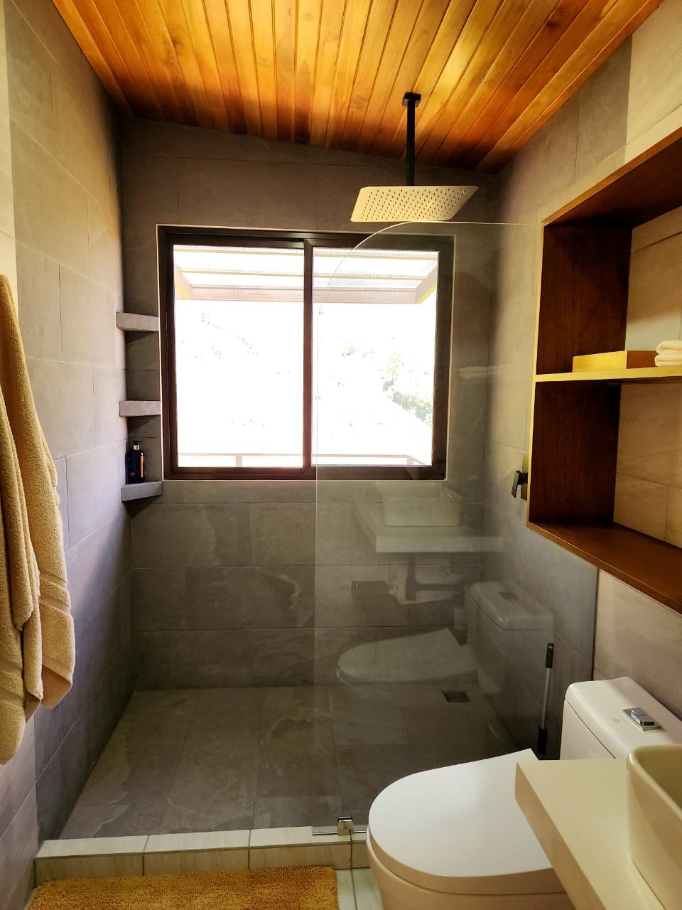 MODERN COUNTRY HOUSE WITH GUEST COTTAGE AMIDST A COFFEE PLANTATION