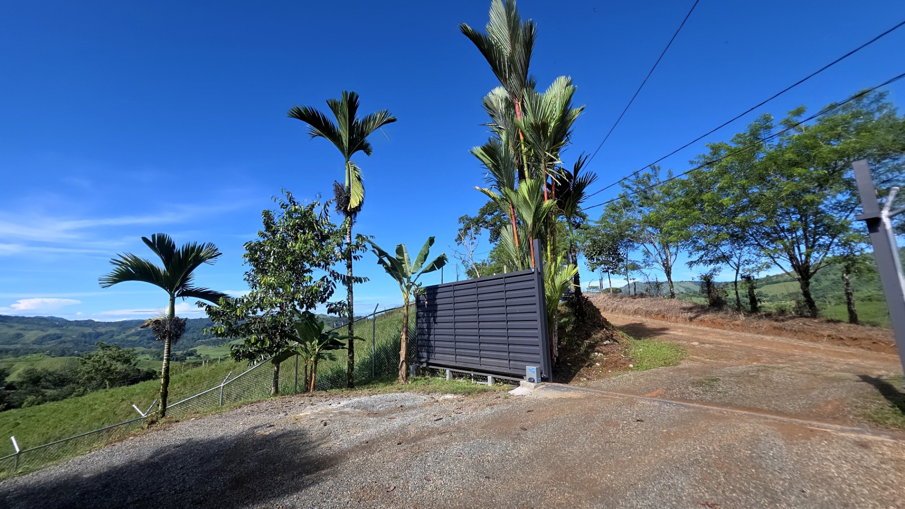 Mountain Peace, Beach Vibe: 15-Acre Paradise!