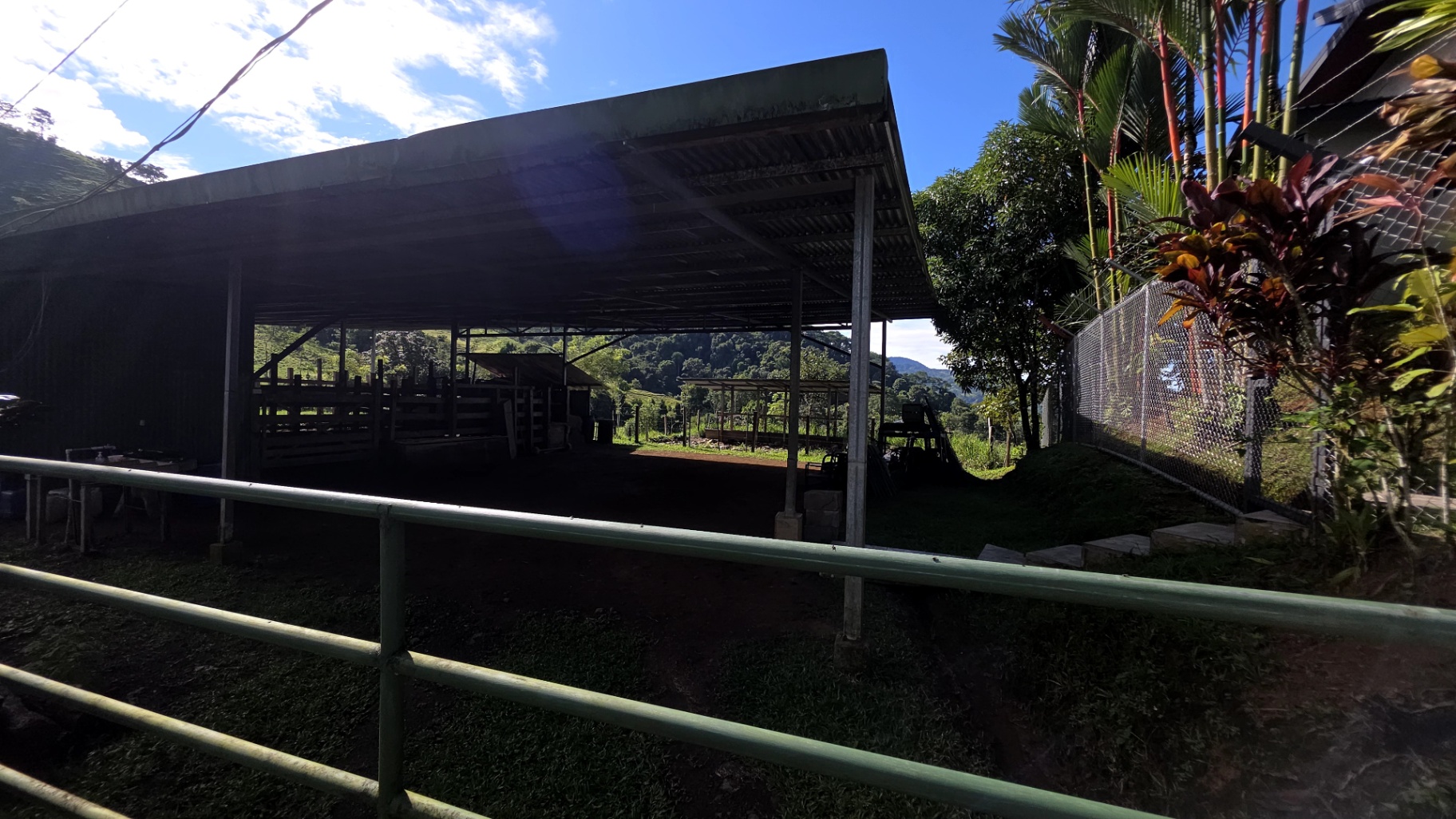 Mountain Peace, Beach Vibe: 15-Acre Paradise!