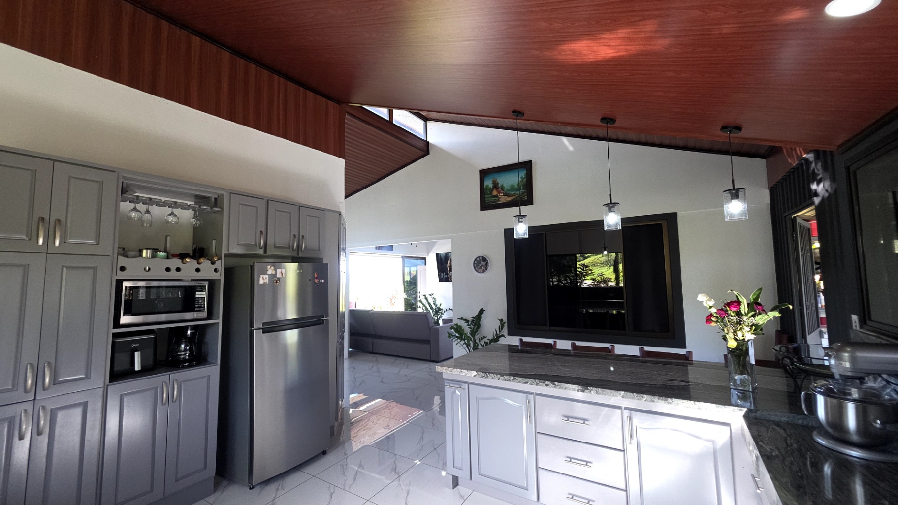 Mountain Peace, Beach Vibe: 15-Acre Paradise!