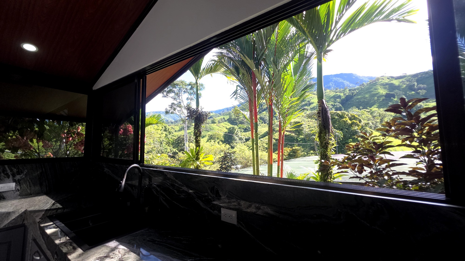 Mountain Peace, Beach Vibe: 15-Acre Paradise!