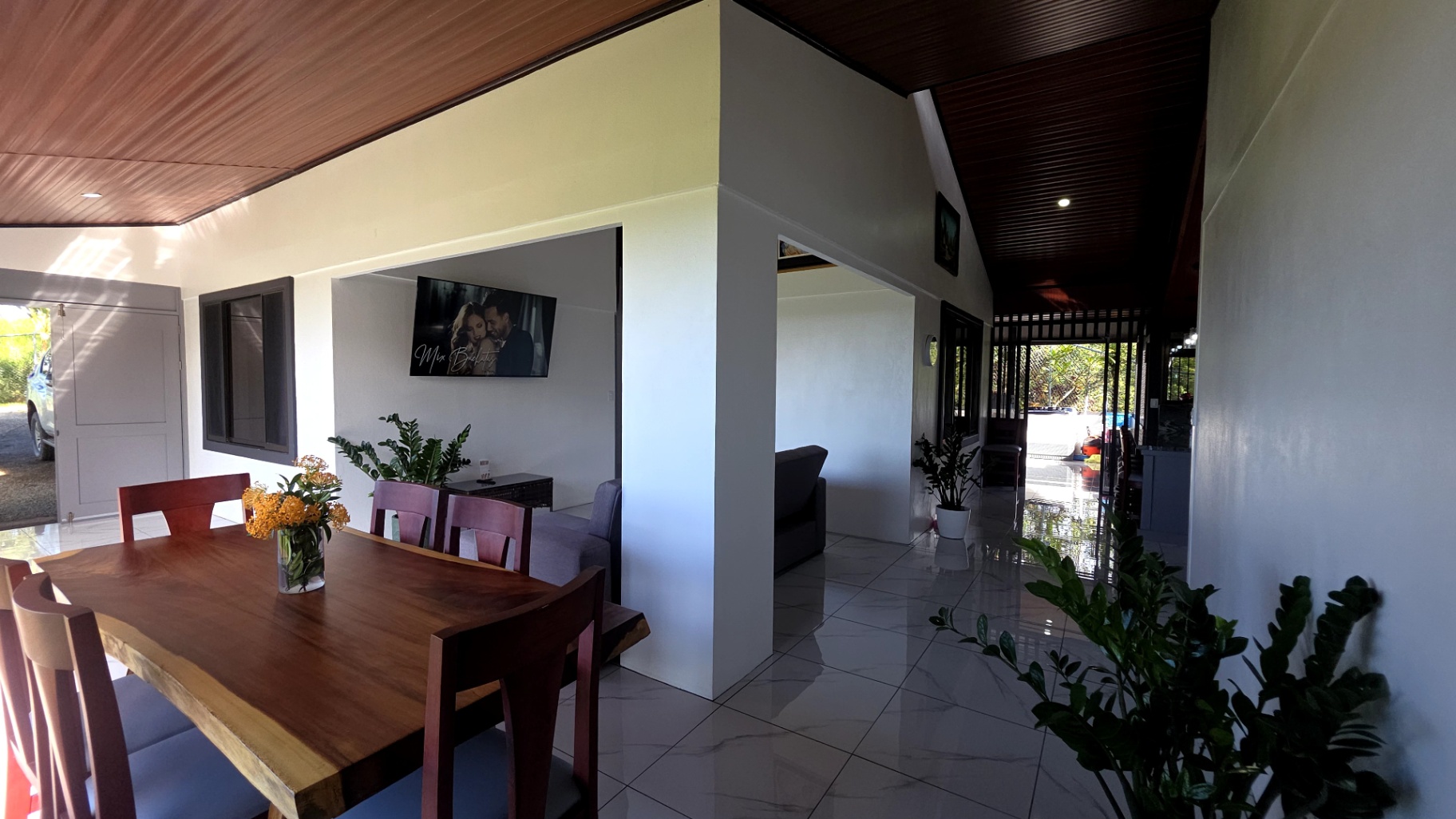 Mountain Peace, Beach Vibe: 15-Acre Paradise!