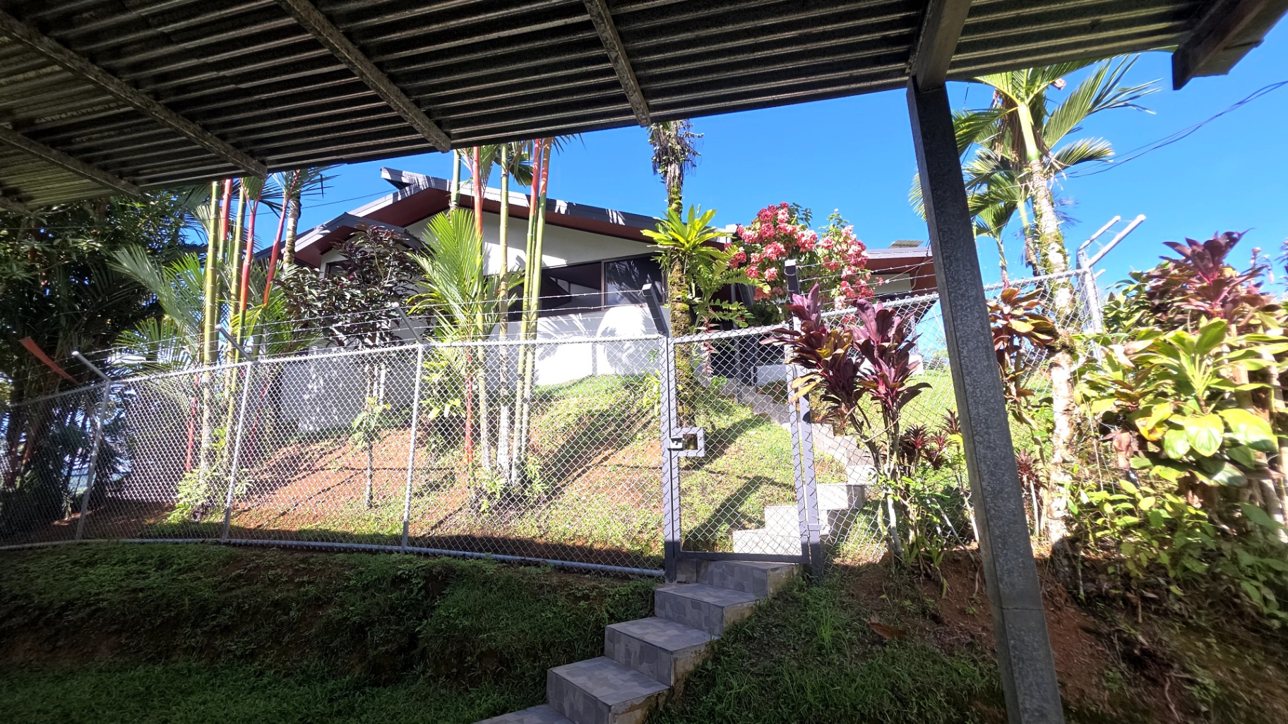 Mountain Peace, Beach Vibe: 15-Acre Paradise!