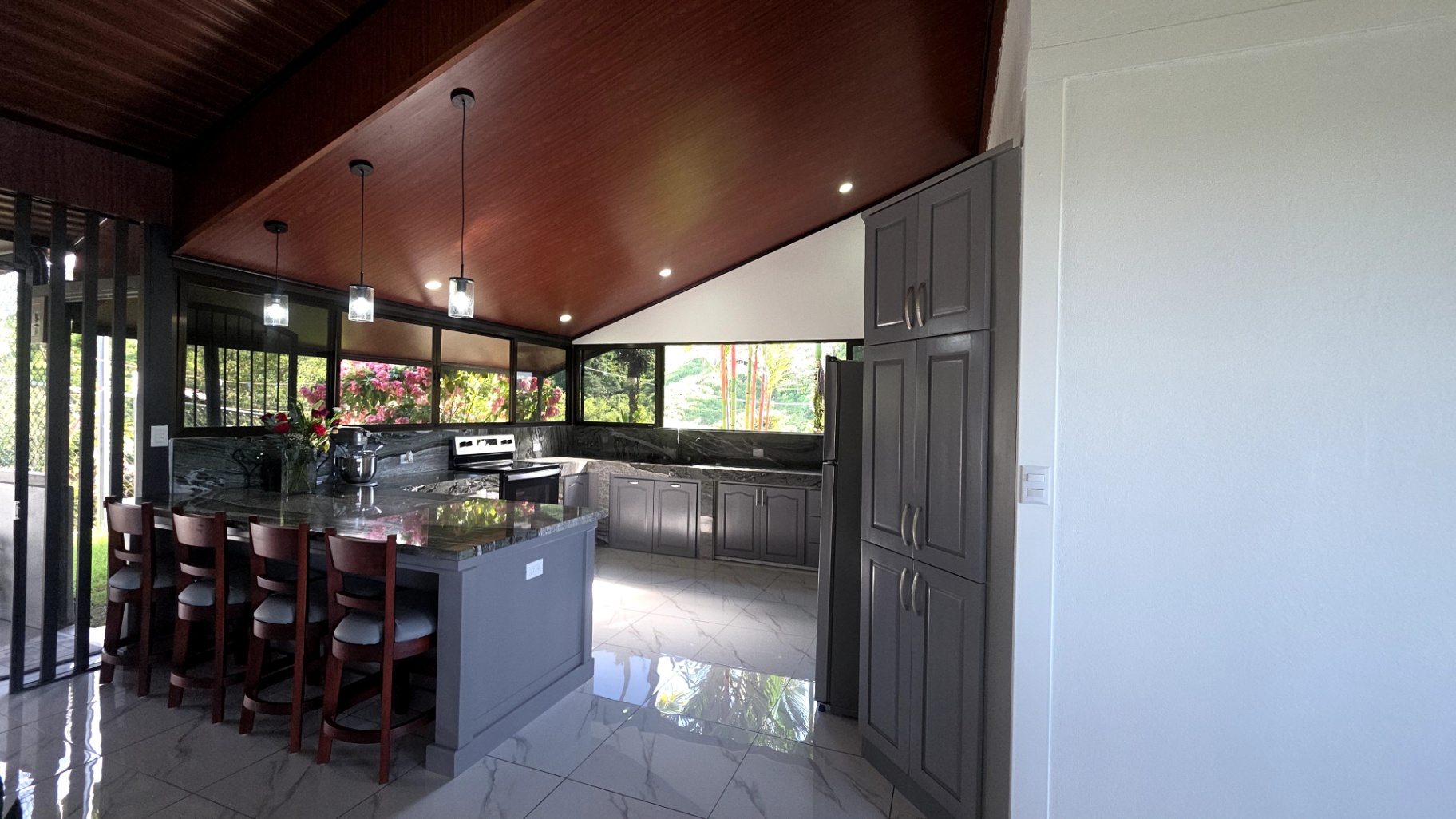 Mountain Peace, Beach Vibe: 15-Acre Paradise!
