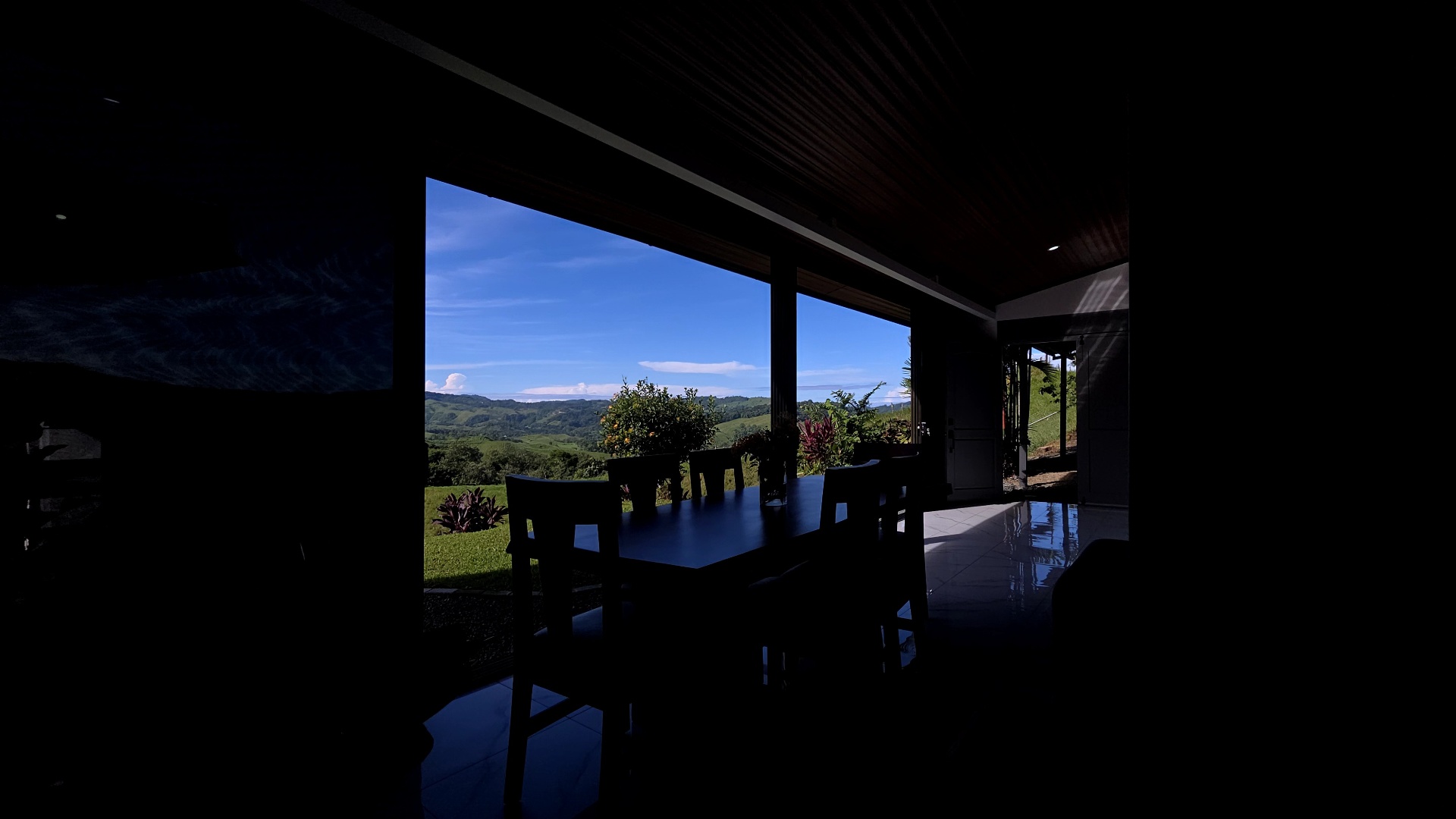 Mountain Peace, Beach Vibe: 15-Acre Paradise!