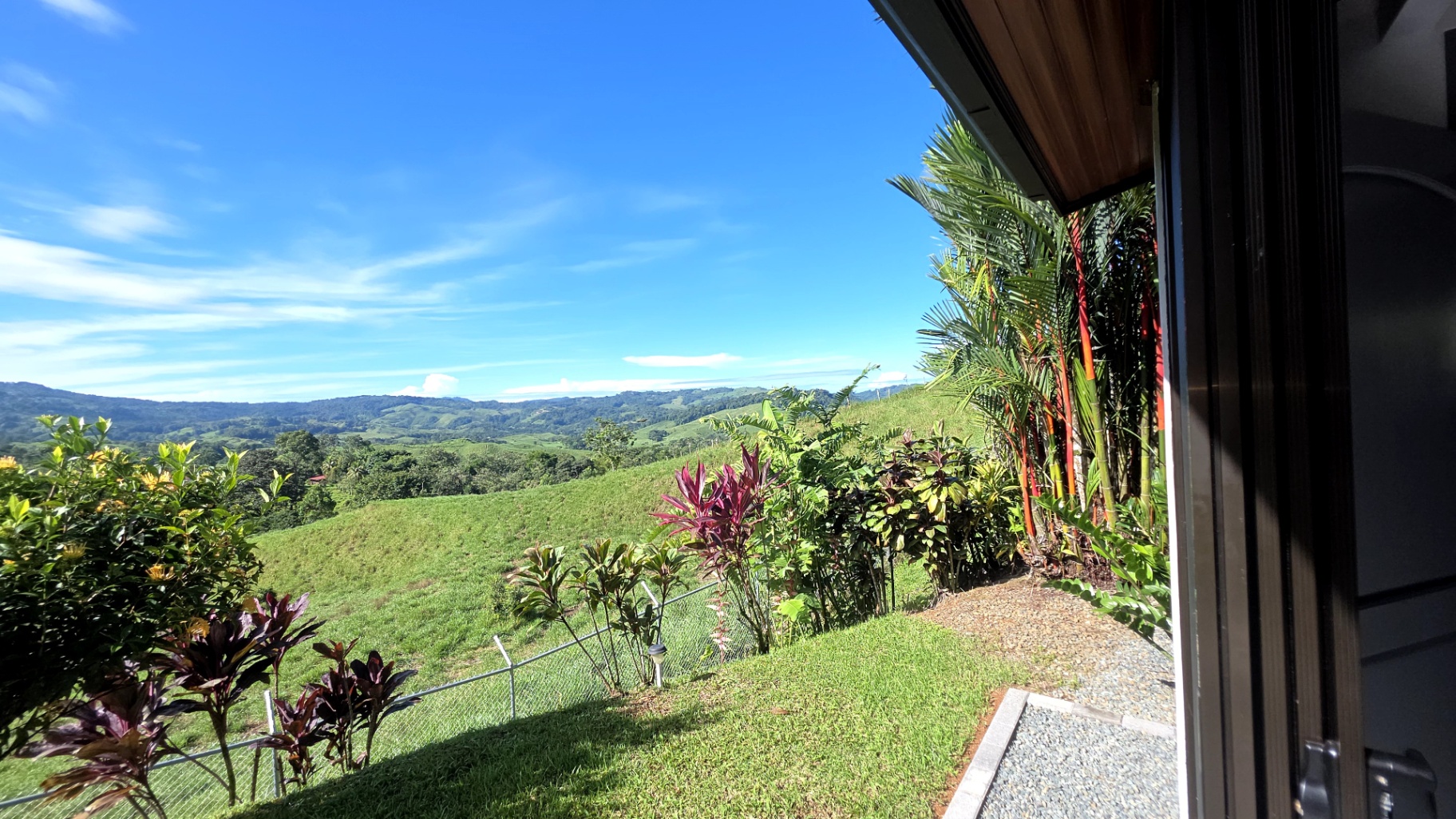 Mountain Peace, Beach Vibe: 15-Acre Paradise!